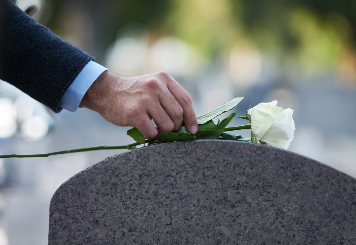 Что строго запрещено делать на похоронах согласно приметам