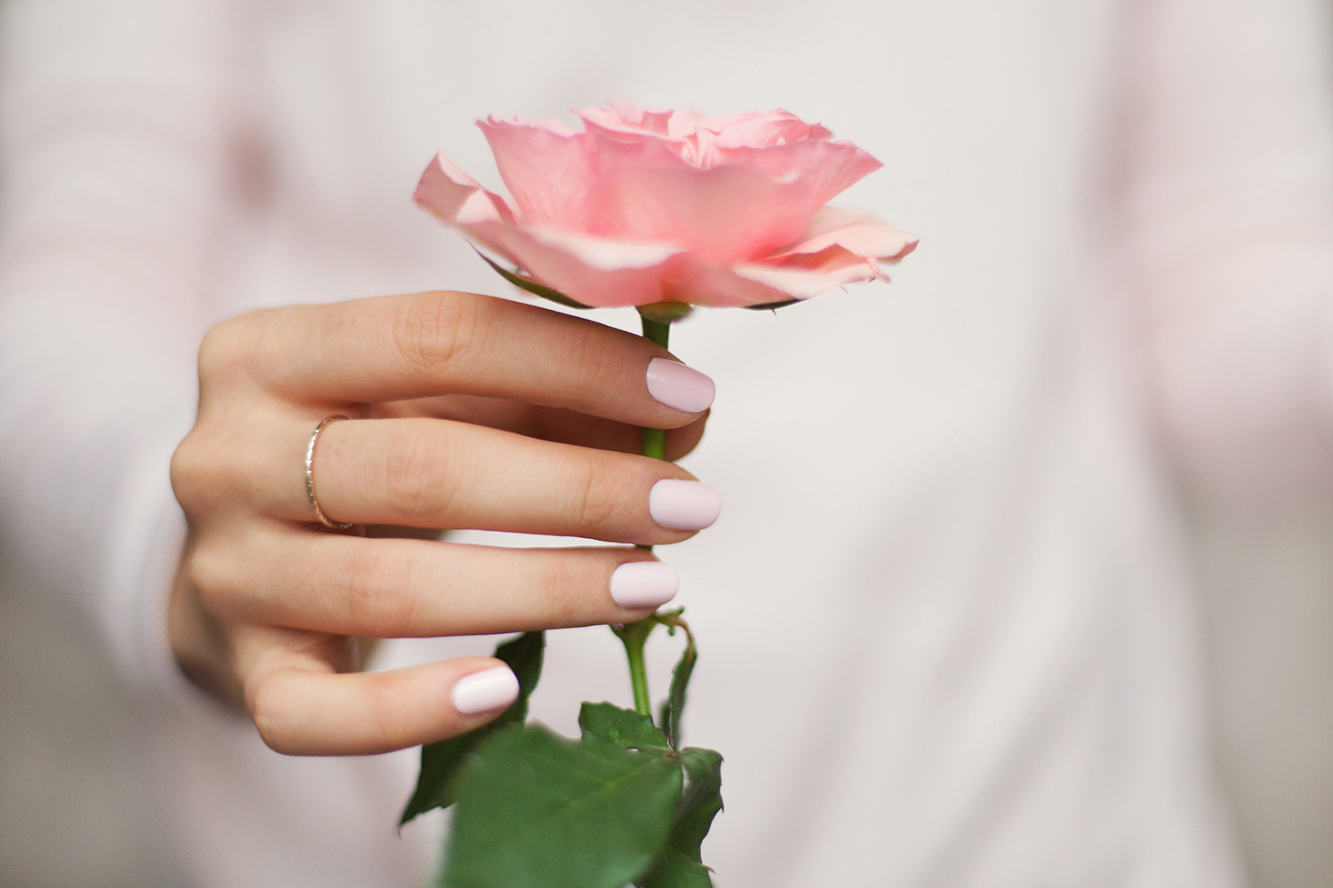 Варианты дизайна ногтей к 8 марта: самый модный цвет весны