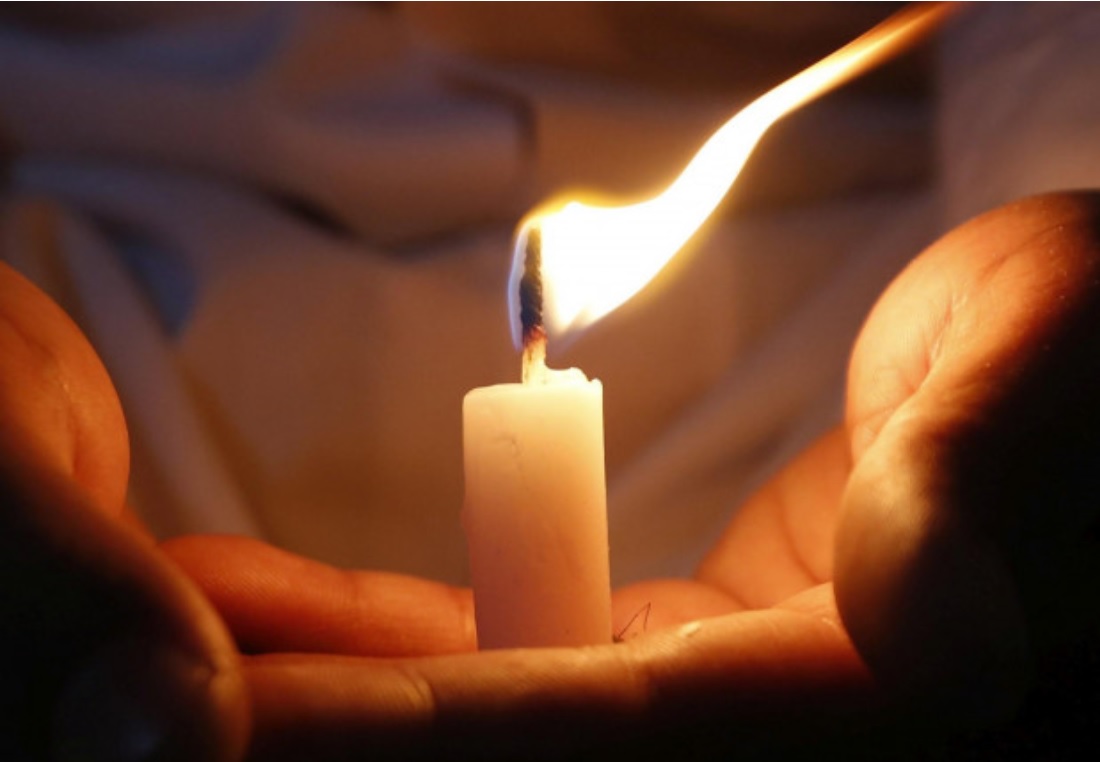 Что может рассказать зажженная церковная свеча о негативе в доме, почему она коптит