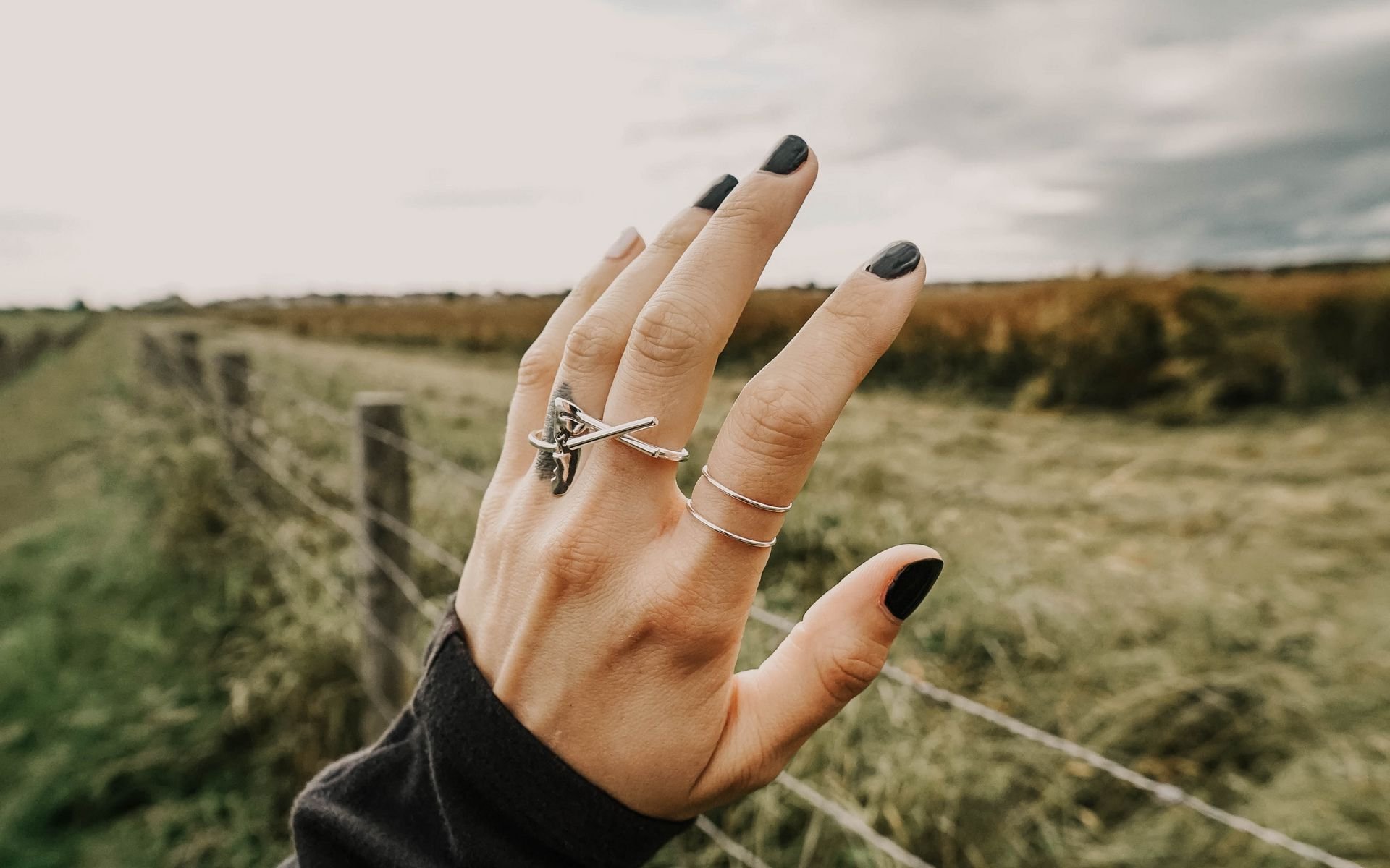 Аксессуар-амулет: на каком пальце нужно носить кольцо, чтобы привлечь любовь и богатство