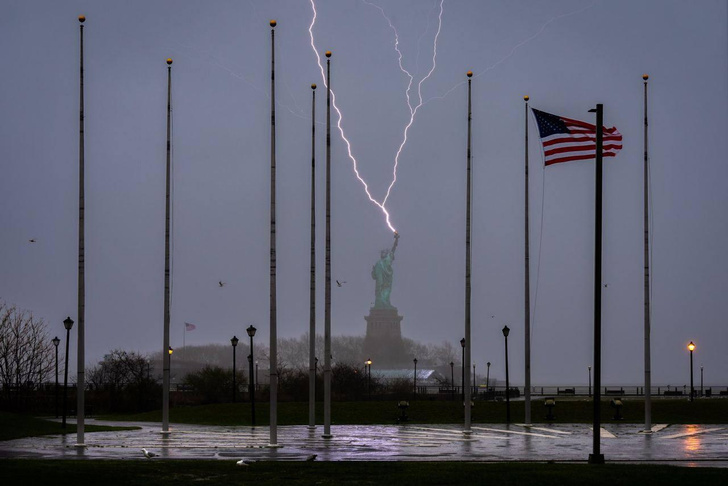 Недавно Статую Свободы поразила молния: астролог рассказывает, как это связано с судьбой Джо Байдена