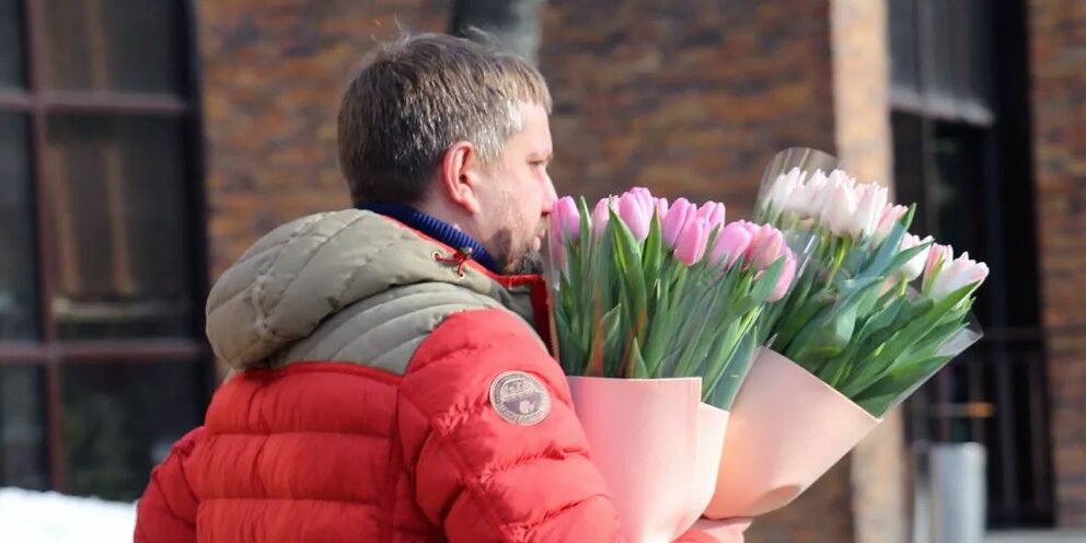 Как появилась традиция поздравлять женщин 8 марта