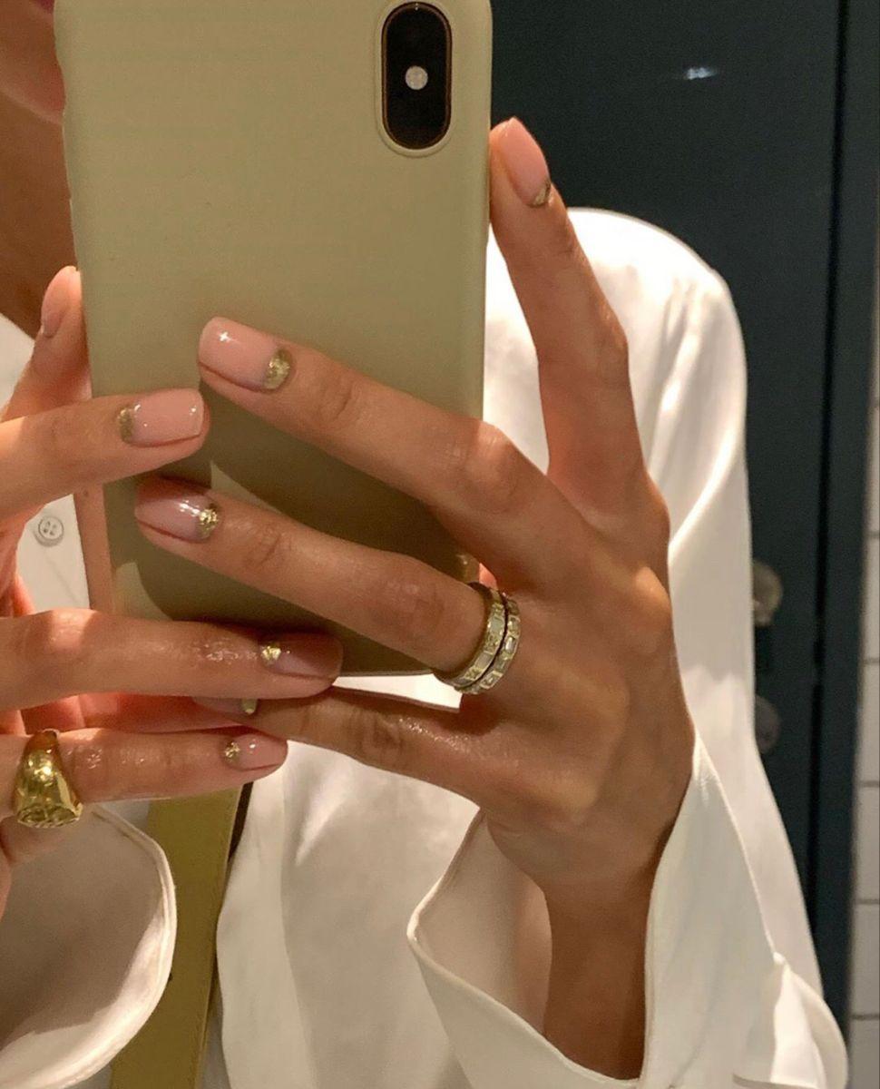 8 нежных блестящих маникюров, которые хочется повторить
