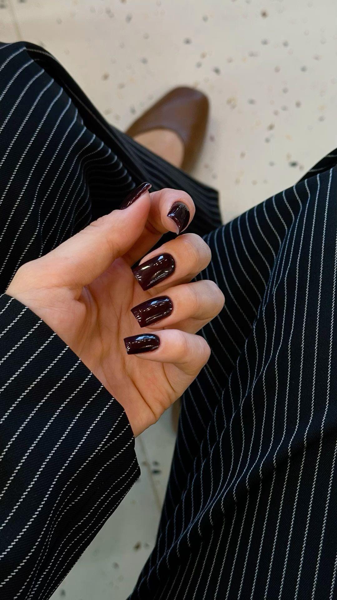 20 самых красивых идей маникюра в темных оттенках