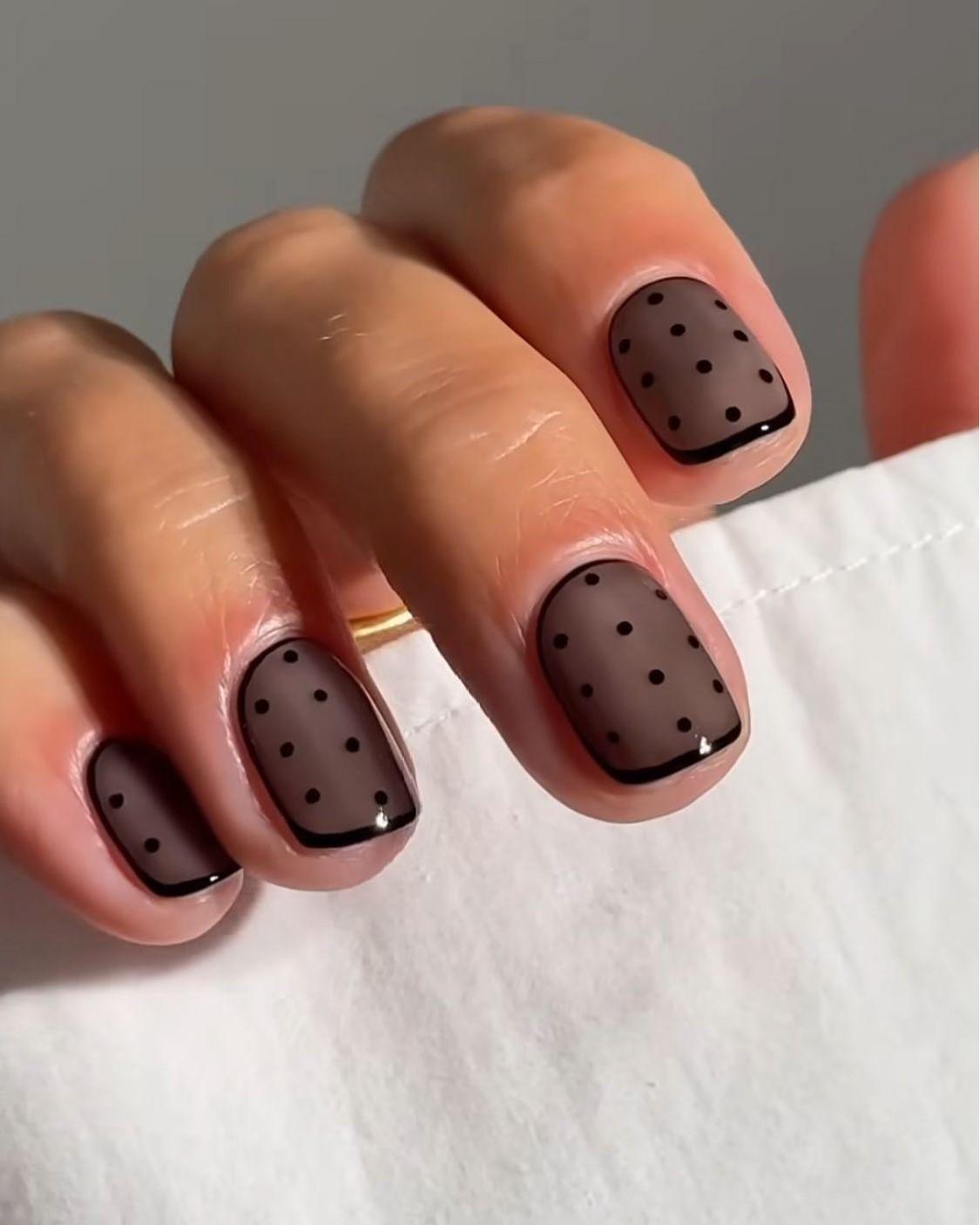 20 самых красивых идей маникюра в темных оттенках