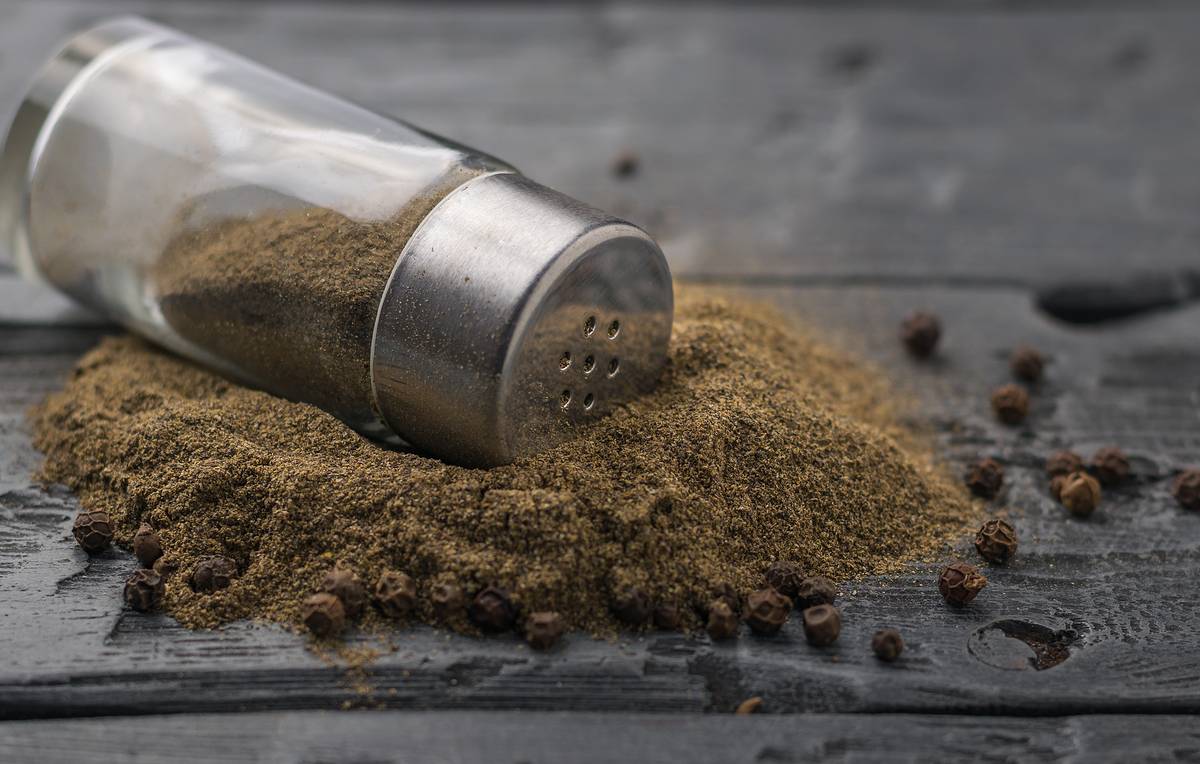 Зачем садоводы посыпают грядки черным перцем