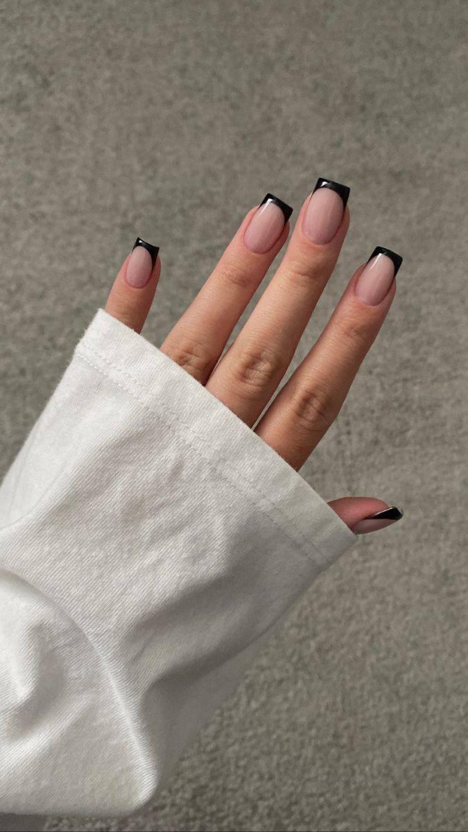 20 самых красивых идей маникюра в темных оттенках