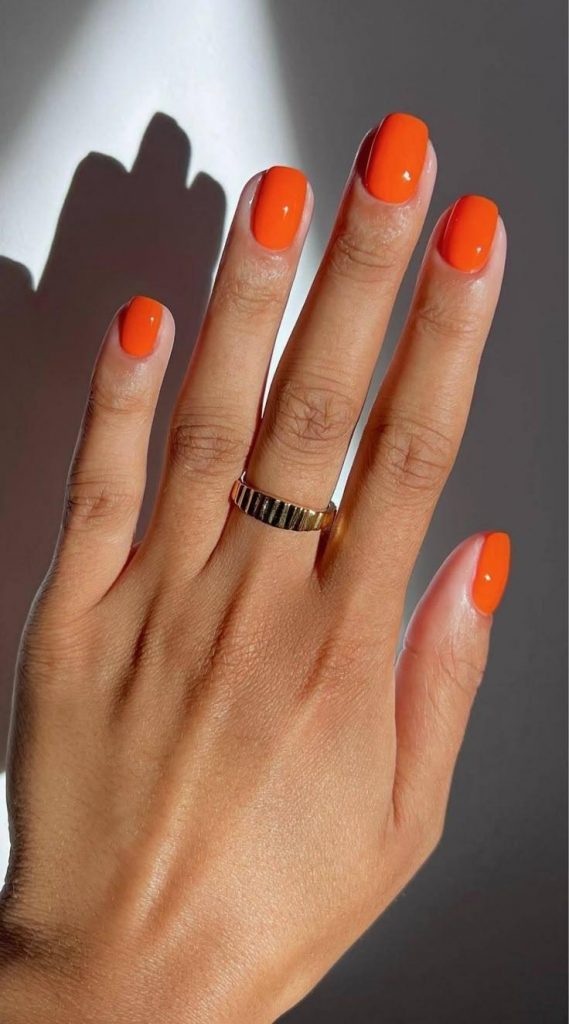 20 самых трендовых оттенков маникюра на осень 2025