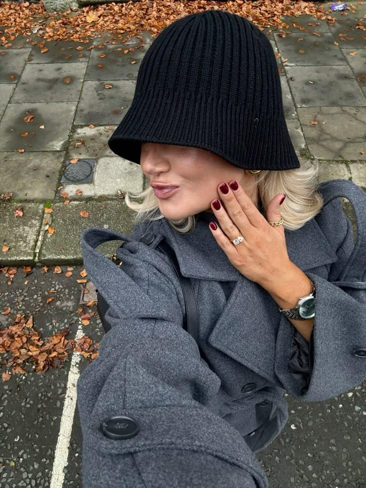 5 идей для причесок, которые дружат с головным убором