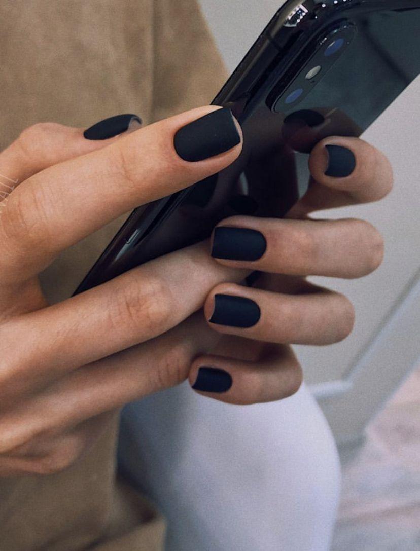 20 самых красивых идей маникюра в темных оттенках