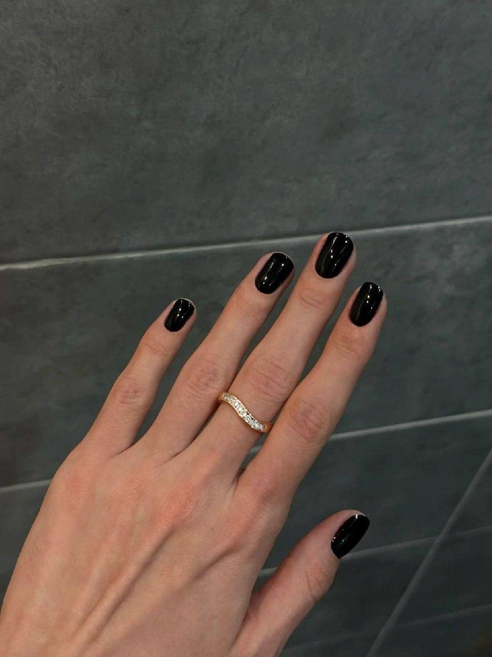 20 самых красивых идей маникюра в темных оттенках