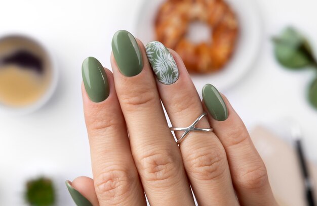 Какие цвета маникюра в сентябре 2025 года превратят ваши ногти в денежный амулет