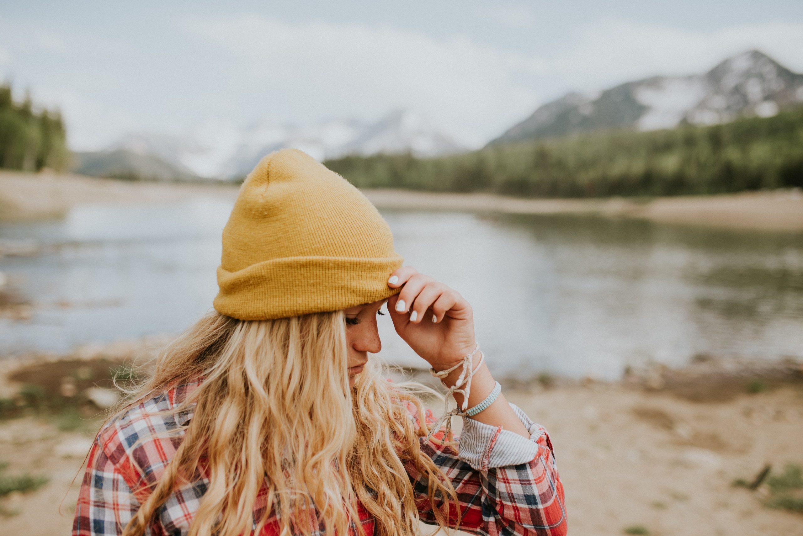 5 идей для причесок, которые дружат с головным убором