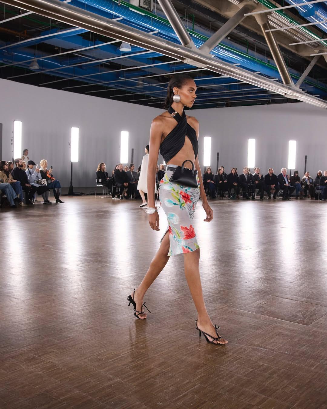 Миниатюрные сумки возвращаются