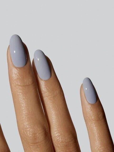 5 холодных оттенков лака для ногтей, которые визуально удлиняют пальцы
