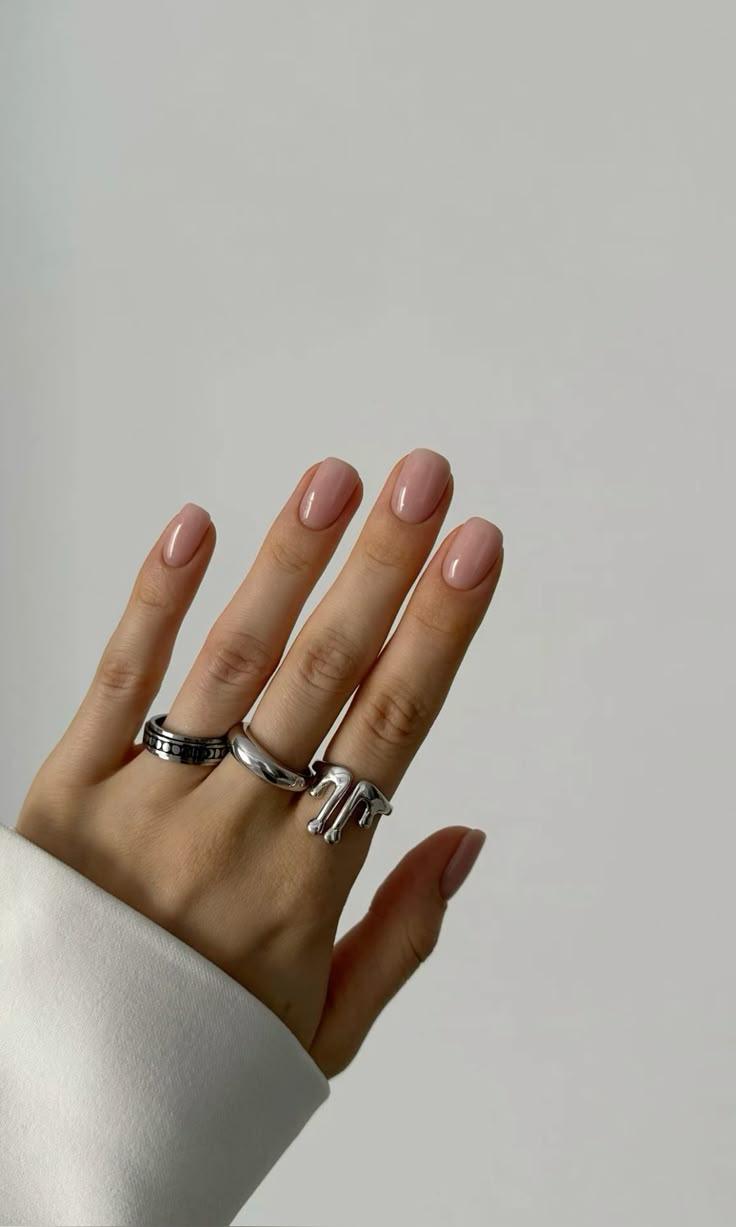 20 самых модных идей маникюра на зиму 2025–2026 года