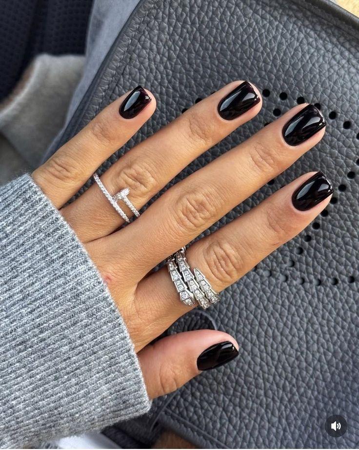 20 самых модных идей маникюра на зиму 2025–2026 года