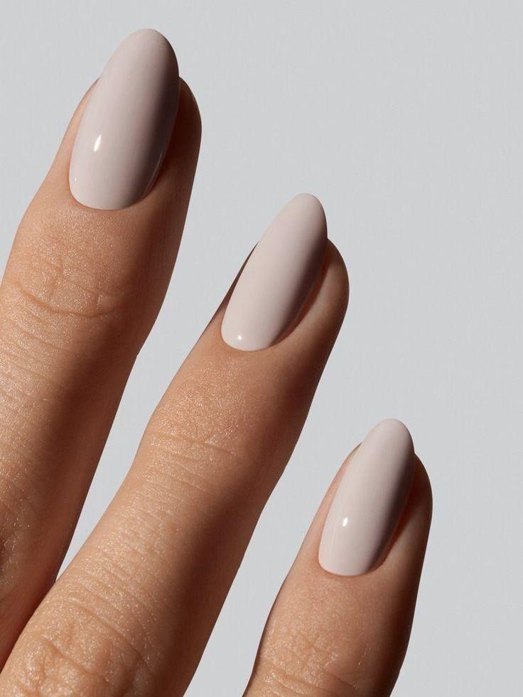 5 холодных оттенков лака для ногтей, которые визуально удлиняют пальцы