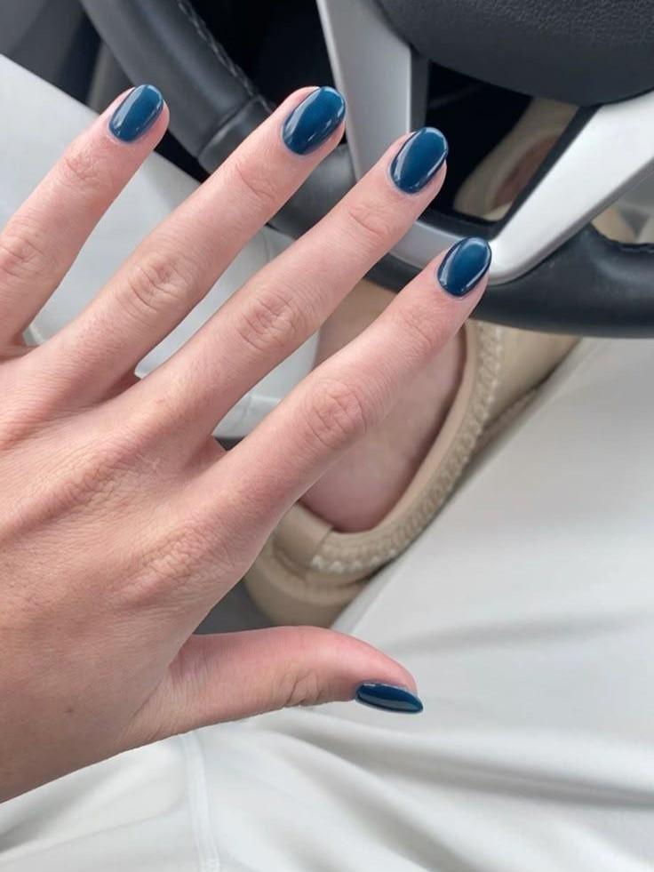 5 холодных оттенков лака для ногтей, которые визуально удлиняют пальцы