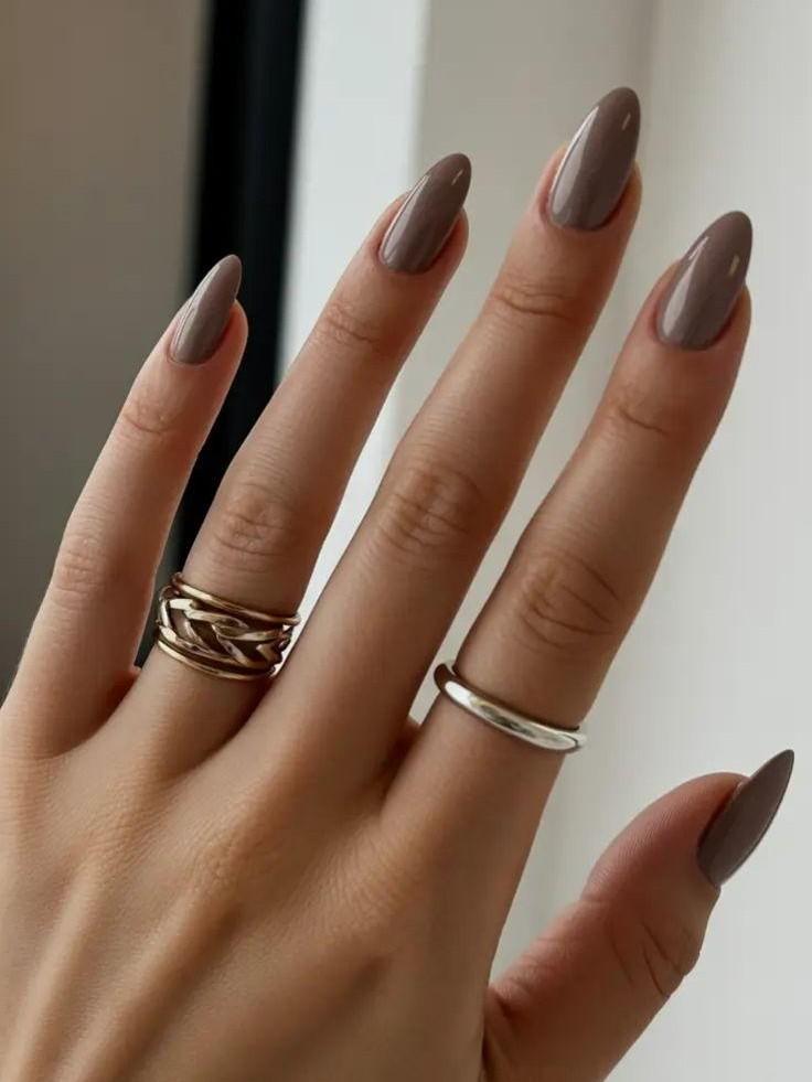 5 холодных оттенков лака для ногтей, которые визуально удлиняют пальцы