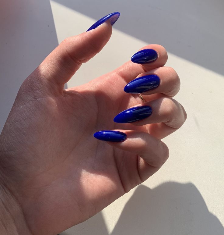 20 самых модных идей маникюра на зиму 2025–2026 года