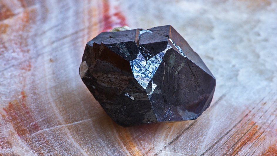 Каковы магические свойства камня гематит, и кому он подходит