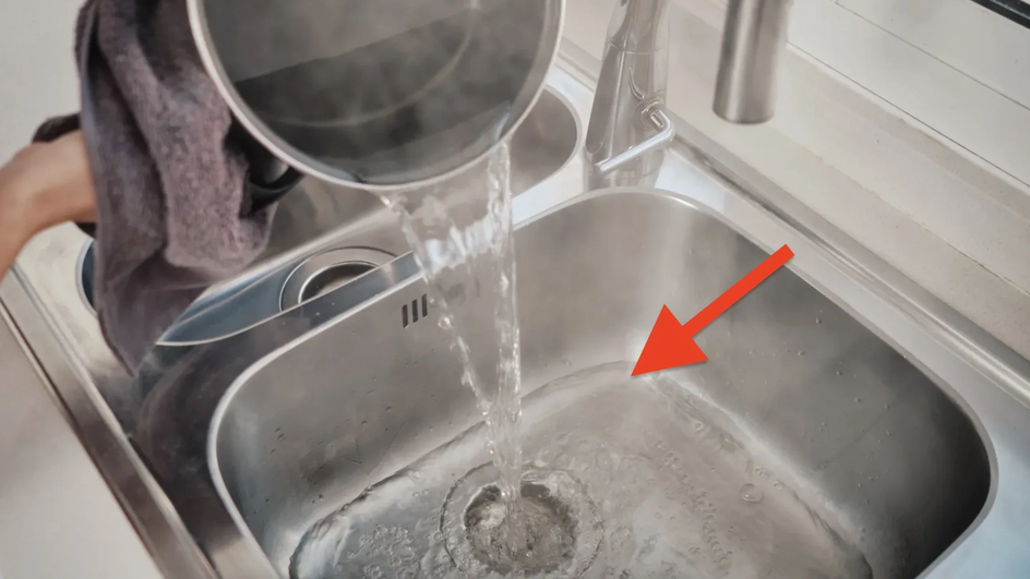 Как правильно чистить засор раковины