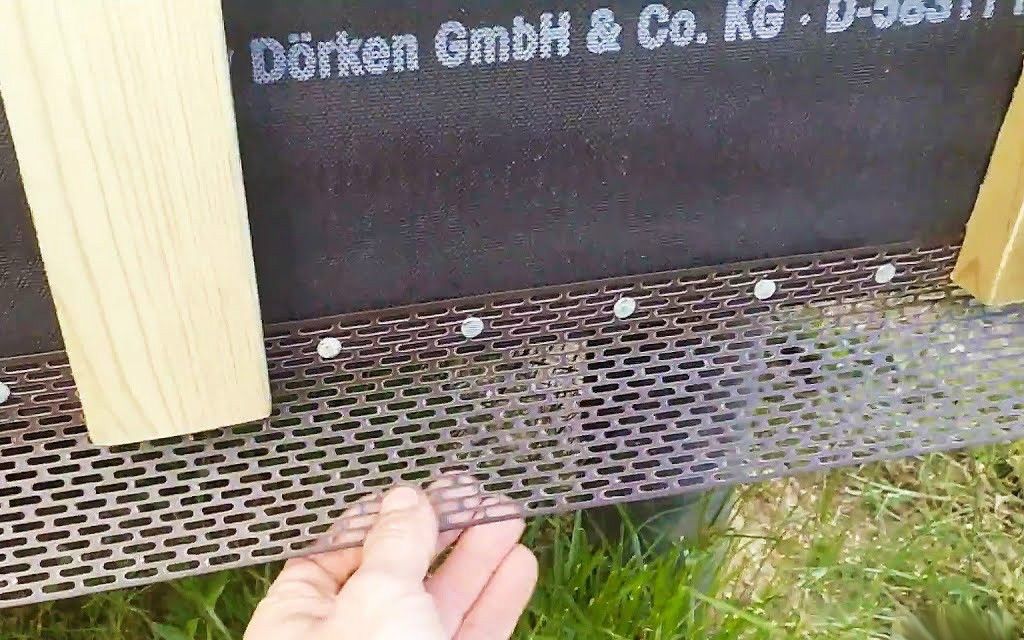 металлическая сетка, перекрывающая вентиляцию