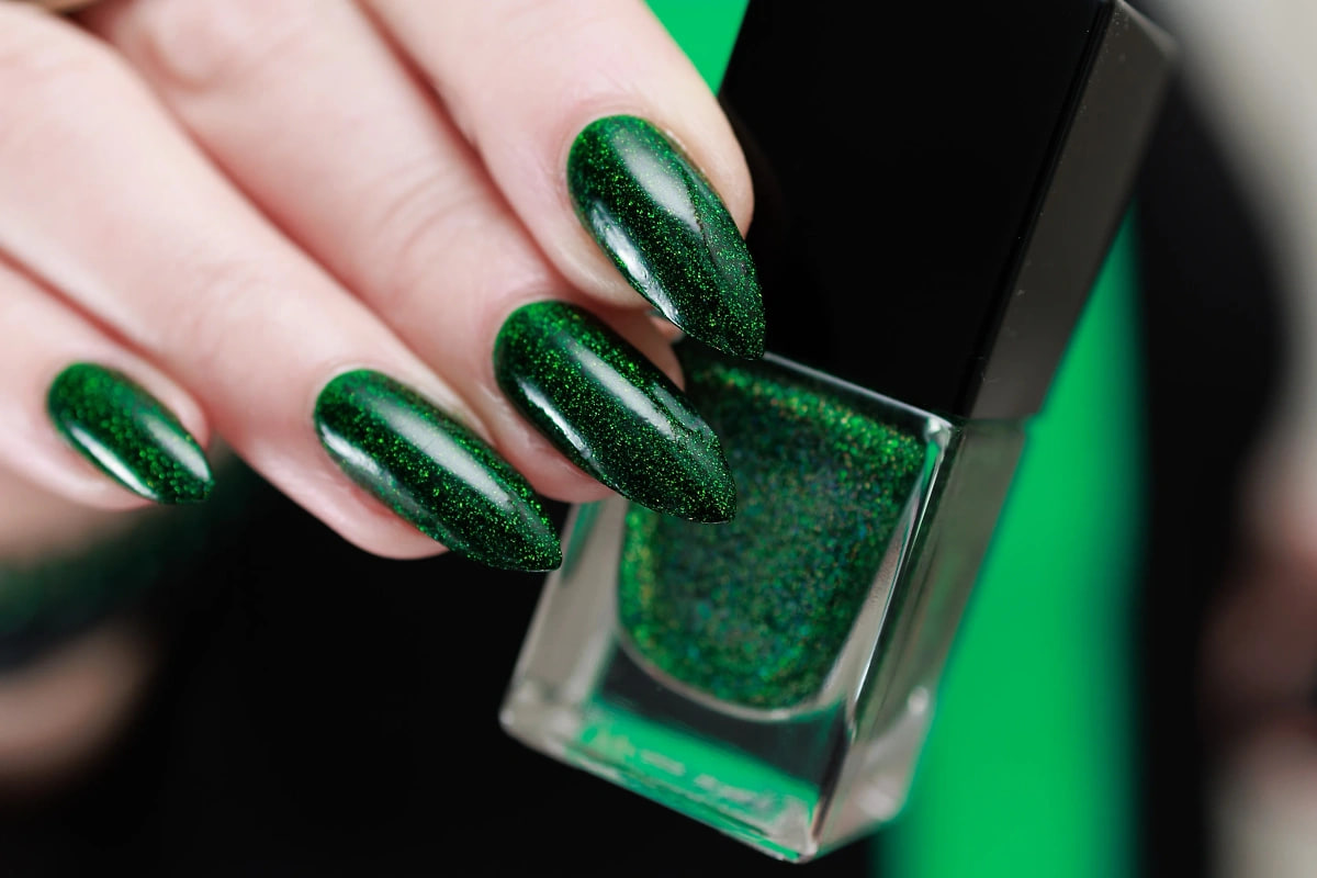 5 цветов маникюра в октябре 2025, которые притянут деньги как магнит