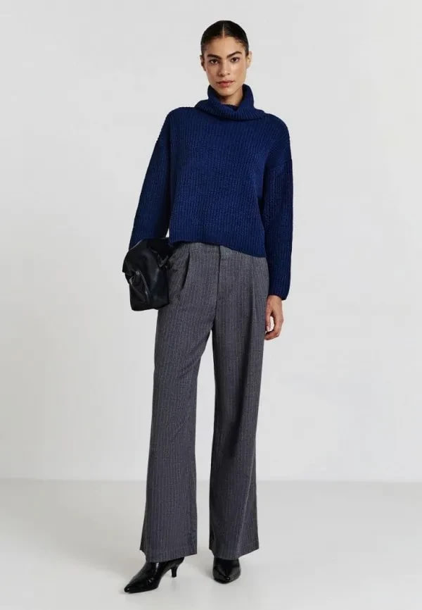 Какой цвет сочетается с синим в одежде