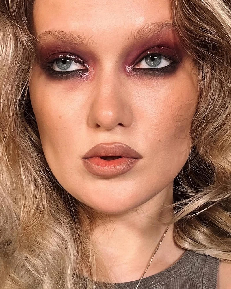 Макияж «уставшей девушки»