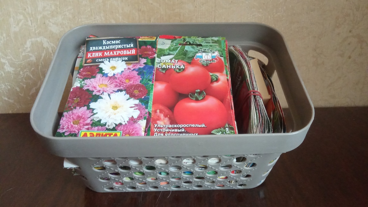 аккуратно подписанные пакеты с семенами и промытые кассеты