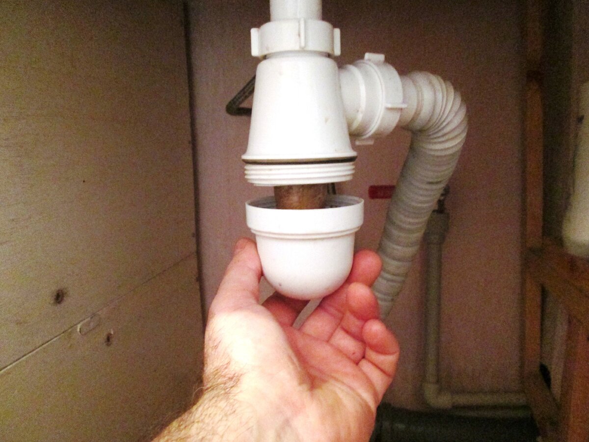 Как правильно чистить засор раковины