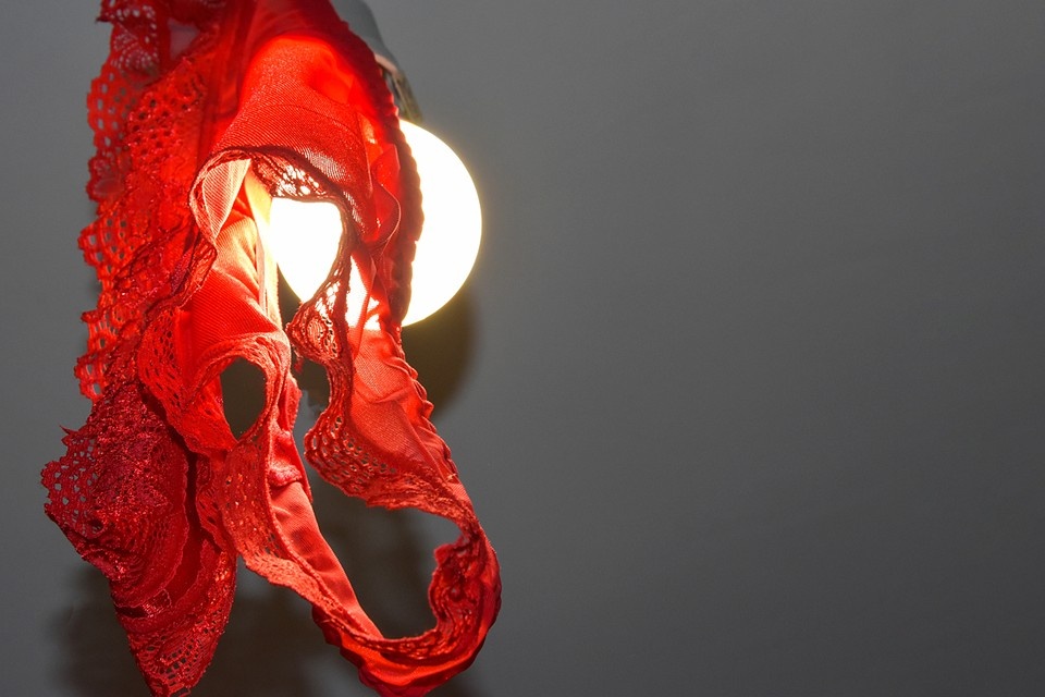 Красные трусы на люстре