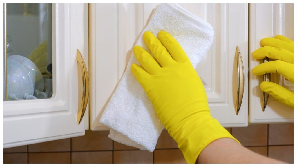 три народных средства, которые отмоют липкий жир и налет