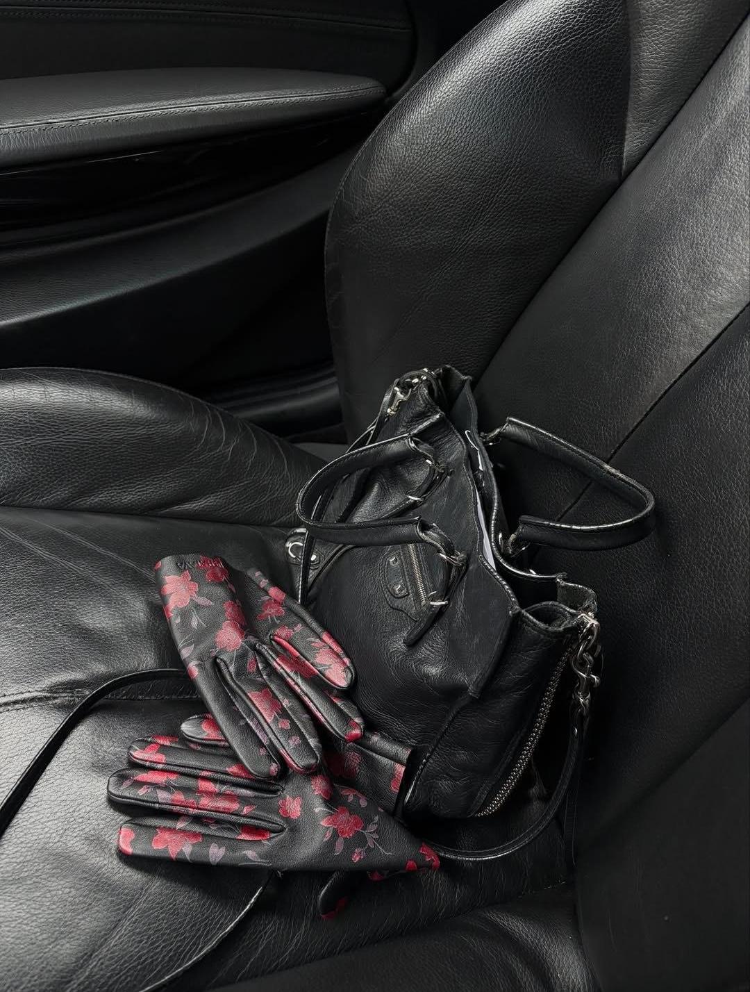 Завоевали сердца модниц: как и чем правильно носить укороченные перчатки