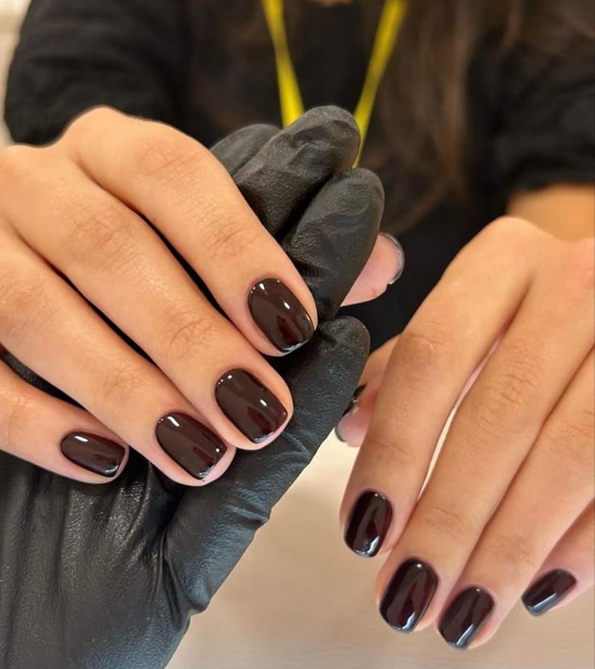 10 самых трендовых оттенков маникюра на зиму 2025-2026