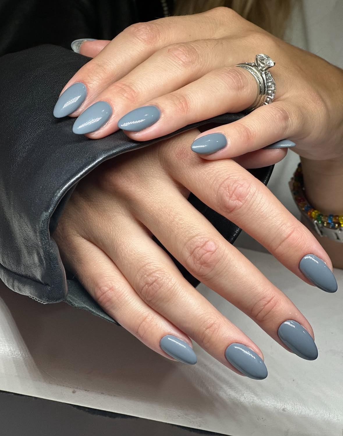 10 самых трендовых оттенков маникюра на зиму 2025-2026