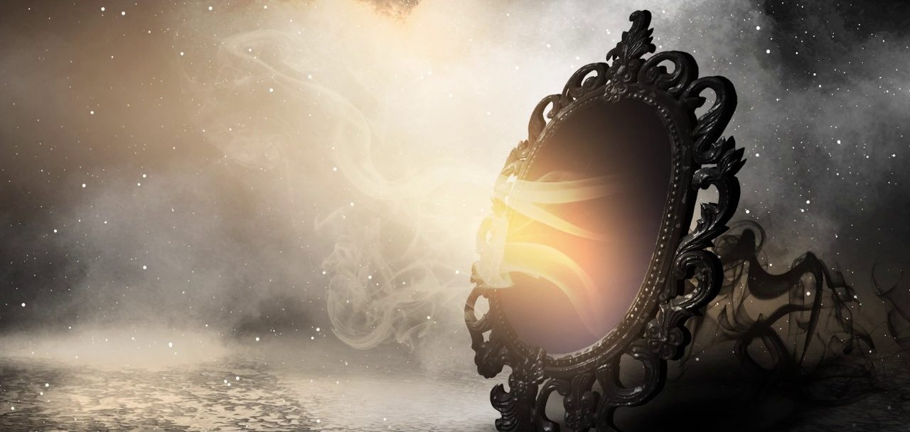 почему нельзя смотреть в зеркало после полуночи