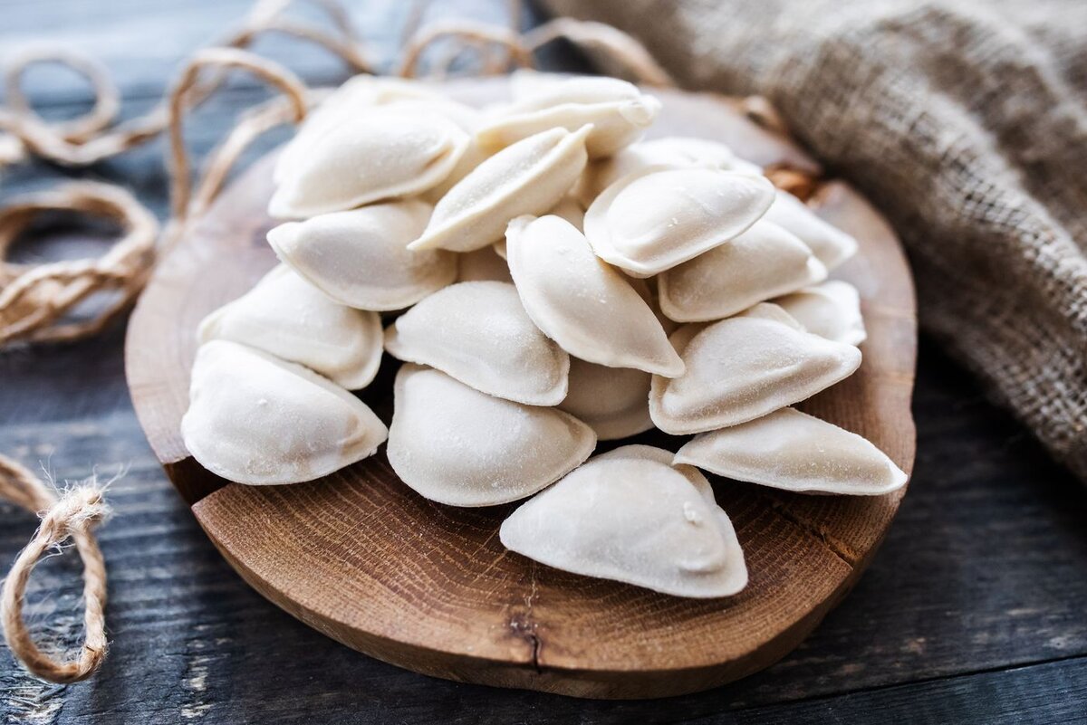 Современный ритм жизни оставляет мало шансов на долгие кулинарные подвиги. Работа, дети, быт — и вот уже единственное, на что хватает сил вечером, это открыть морозилку и достать пакет пельменей, котлет или блинчиков. Быстро, удобно, сытно. Но где-то внутри просыпается тихий голос: «Это же вредно!» Так ли всё страшно на самом деле? Что скрывается в красивой упаковке Полуфабрикаты бывают разными. Замороженные овощные смеси или ягоды — это одно. А наггетсы, пельмени сомнительного состава или блинчики с неизвестной начинкой — другое. Проблема не в самом факте заморозки, а в степени обработки продукта. Большинство опасений связаны с ультра-переработанными полуфабрикатами — теми, куда производитель добавляет консерванты, усилители вкуса, стабилизаторы и ароматизаторы. Делается это не из вредности, а ради длительного хранения, стабильного вкуса и низкой себестоимости. Но именно в этих добавках и кроется подвох. Почему некоторые полуфабрикаты вредны 1. Скрытые сахара и избыток соли Их добавляют даже в несладкие блюда — соусы, начинки и тесто. Итог: задержка жидкости, скачки давления, лишний вес. 2. Трансжиры и дешёвые масла Пальмовое, рапсовое, избыточное количество рафинированного подсолнечного — всё это ухудшает состояние сосудов и повышает уровень воспаления в организме. 3. Сырьё сомнительного качества В бюджетных котлетах часто используют мясо-костную массу, кожу и хрящи. Белка минимум — жирности максимум. 4. Глутамат натрия Безопасен в умеренных количествах, но его избыток в полуфабрикатах может влиять на нервную систему и качество сна. Можно ли жить без полуфабрикатов? Честно — нет. И не нужно. Наш темп жизни таков, что полуфабрикаты — это реальный помощник, который экономит время и силы. Важно не отказаться от них полностью, а научиться выбирать правильно и без чувства вины. Не ругай себя за пачку пельменей в тележке. Ты уже делаешь достаточно. Просто подходи к выбору осознанно. Как выбирать полуфабрикаты без вреда для здоровья 1. Читай состав Чем меньше ингредиентов — тем лучше. Понятные продукты («мука, вода, фарш, соль, лук») — ок. Список из стабилизаторов и усилителей — оставляем на полке. 2. Смотри на БЖУ В мясных изделиях белка должно быть больше жира. В пельменях — минимум теста, максимум начинки. В сырниках — сахара не больше 10–12 г на порцию. 3. Выбирай «чистую» заморозку Овощи, ягоды, грибы, морепродукты без соусов и глазури — идеальный вариант. Сохраняют до 90% витаминов и готовятся за 10–15 минут. 4. Проверяй внешний вид Комки льда и слепшиеся куски — признаки повторной заморозки. 5. Следи за сроком годности Даже в крупных магазинах бывают проколы. Как «улучшить» магазинный продукт Если дома оказались не самые идеальные полуфабрикаты — их можно сделать значительно полезнее. ✔ Пельмени и вареники Варим, а не жарим. Добавляем в воду специи. Подаём с овощным салатом, а не жирной сметаной. ✔ Блины Разогреваем без масла. Начинки — творог с зеленью, фарш или ягоды, а не сахарные кремы. ✔ Овощные смеси Тушим с небольшим количеством воды или готовим на пару. В конце добавляем специи или ложку натуральной сметаны. ✔ Наггетсы, рыбные палочки, котлеты Запекаем в духовке или тушим без масла — так уменьшается количество жира. ✔ Крупы и бобовые Замачиваем на ночь — и варятся быстрее, и усвояемость выше. ✔ Планируй меню Простое недельное меню помогает избежать импульсивных покупок «первого, что попалось». Полезная альтернатива: домашние заготовки Потрати 1–2 часа в выходной — и забудешь о проблеме ужинов на неделю. Налепите пельмени или котлеты всей семьёй. Заморозь порезанные овощи для супов и рагу. Испеки цельнозерновые блинчики и заморозь их порционно. Приготовь сырники и заморозь в один слой. Это не тяжелее готовки обычного ужина, но экономит время каждый день. И нечего бояться Идеального питания не существует. А вот гармоничная, спокойная жизнь — вполне. Полуфабрикаты — это инструмент, а инструмент становится вредным только при неправильном использовании. Разреши себе пользоваться благами цивилизации без угрызений совести. Выбирай осознанно, читай составы, сочетай магазинные продукты с домашними — и твоё питание будет не только быстрым, но и полезным. Здоровье и внутренний комфорт — вот что действительно важно.