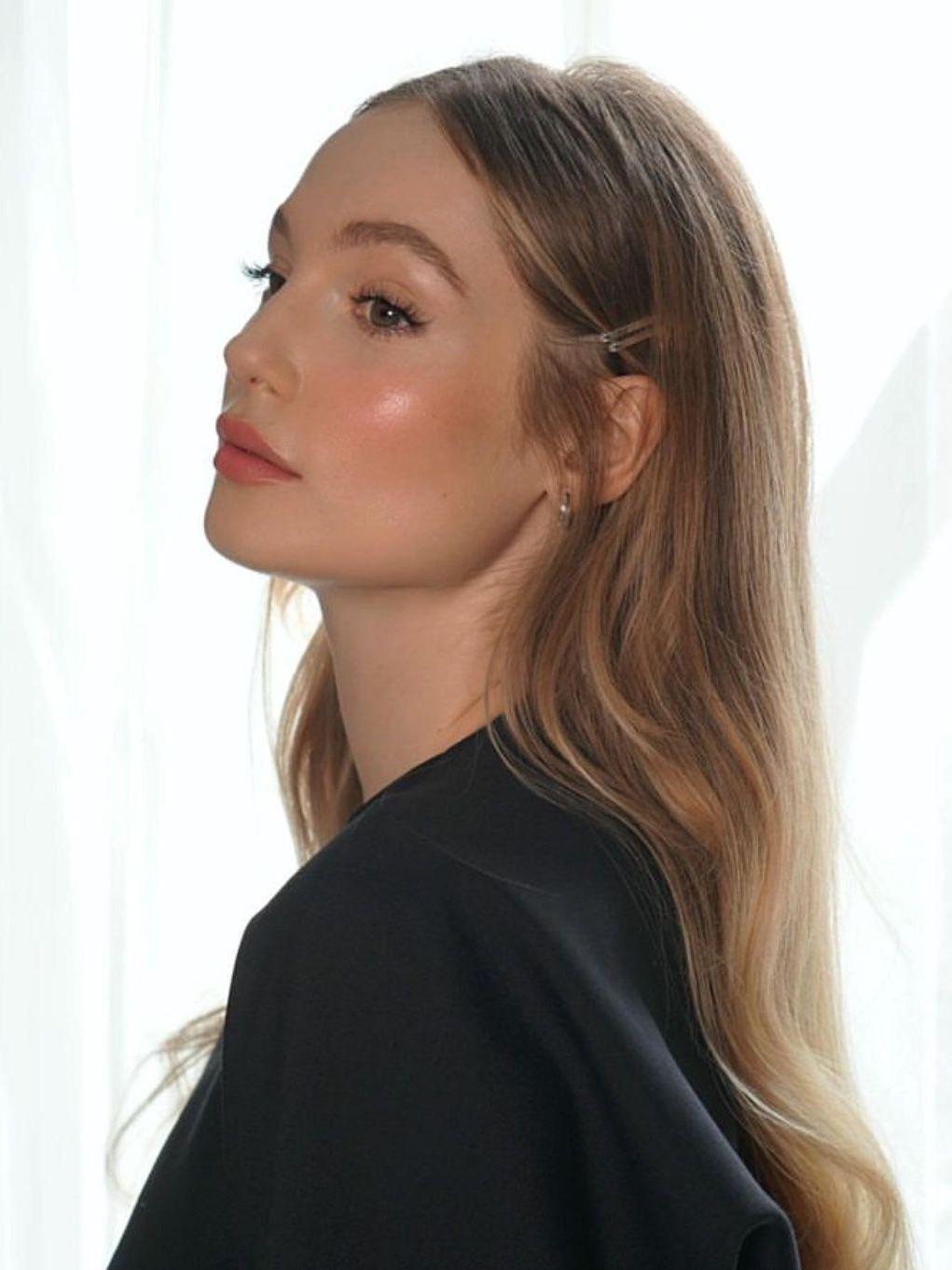 5 новогодних причесок, которые подчеркивают скулы