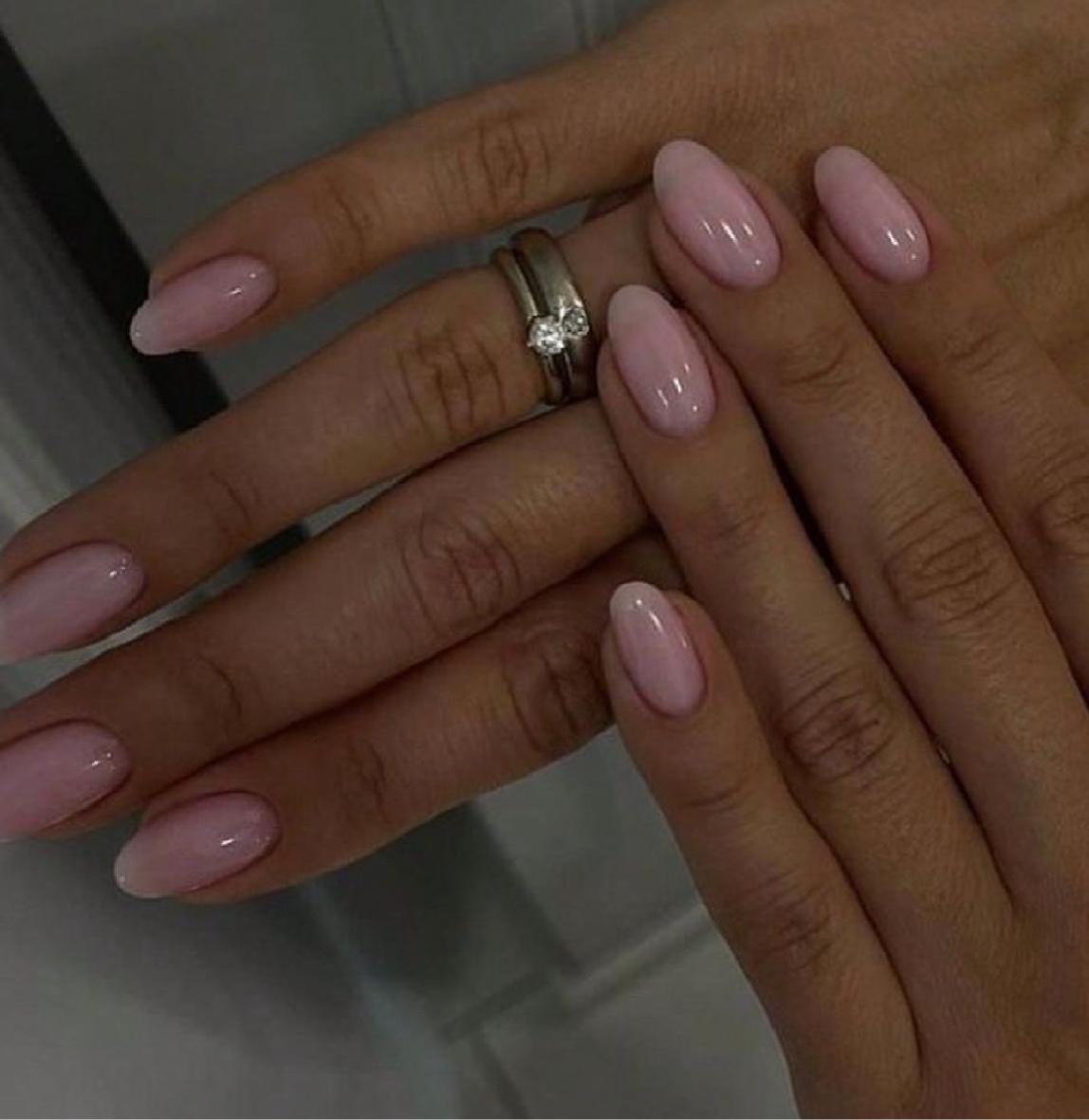 тренд маникюра "клубничное молоко", который полюбили богатые женщины