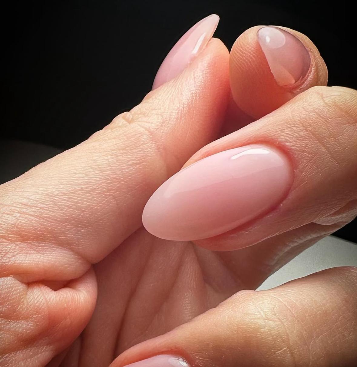 тренд маникюра "клубничное молоко", который полюбили богатые женщины