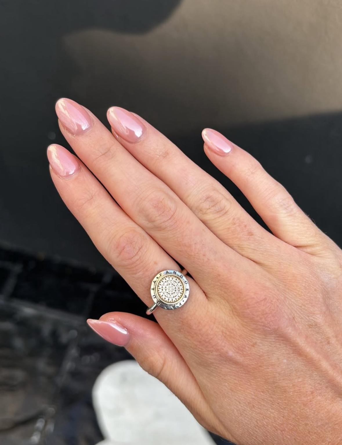 тренд маникюра "клубничное молоко", который полюбили богатые женщины