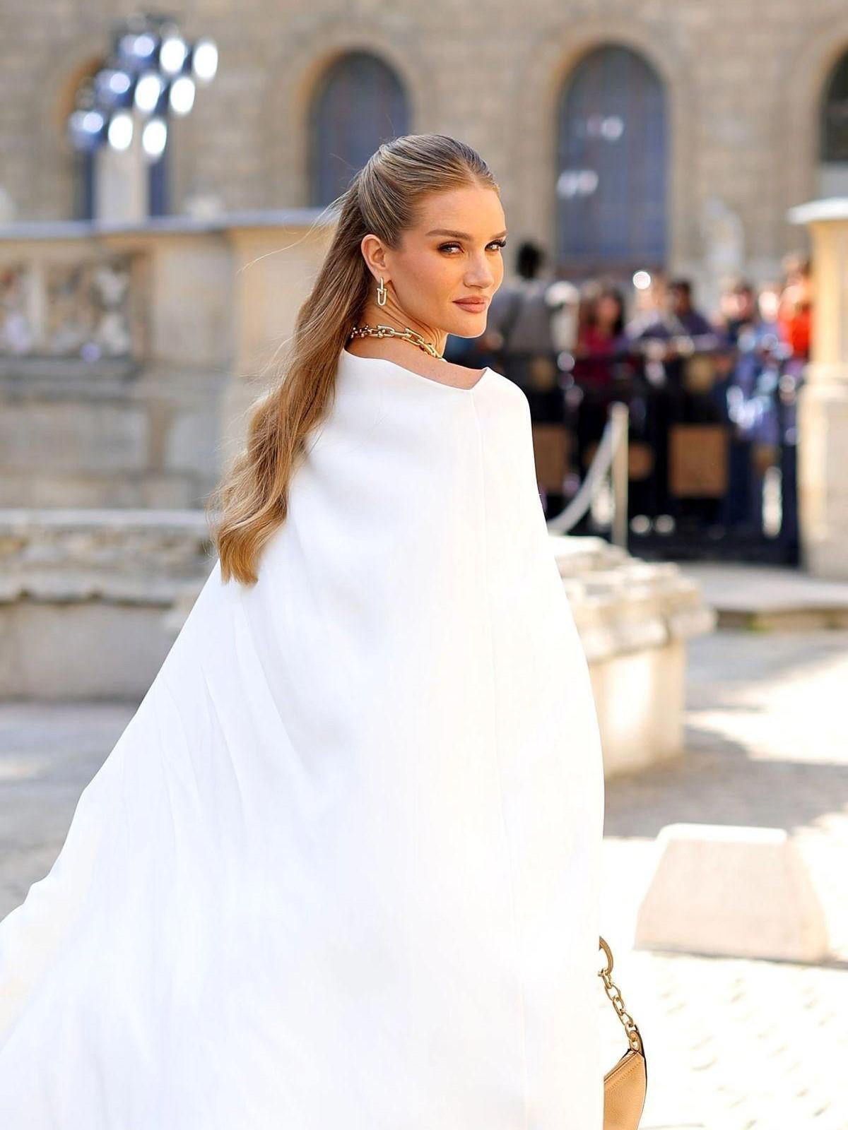 5 новогодних причесок, которые подчеркивают скулы