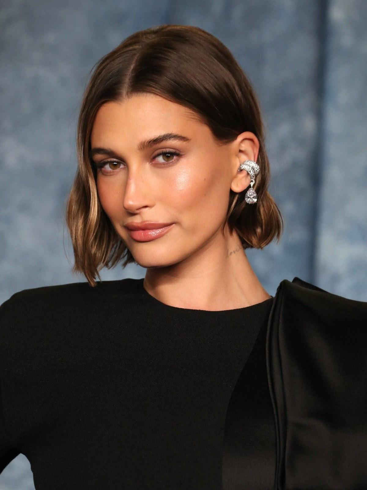 5 новогодних причесок, которые подчеркивают скулы