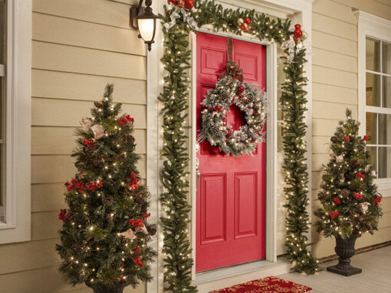 Как украсить входную дверь к Новому году