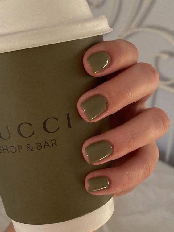 Топ-10 идей новогоднего маникюра 2026