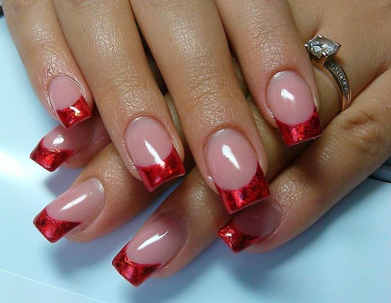 С приближением новогодних праздников каждой женщине хочется выглядеть безупречно — от прически до кончиков ногтей. И если образ в целом создаёт настроение, то маникюр способен стать настоящим магнитом для удачи. В 2026 году особенно важно выбрать дизайн, который понравится хозяину года — Красной Огненной Лошади. Этот темпераментный знак Восточного календаря любит смелость, энергию и яркость, поэтому модные тенденции будут соответствовать его огненному характеру. Какой маникюр выбрать на Новый год 2026 Год Красной Огненной Лошади обещает быть насыщенным, динамичным и эмоциональным. Чтобы привлечь её благосклонность, стоит сделать ставку на выразительные оттенки, активные линии и яркие эффекты. Рассмотрим самые удачные варианты. 1. Красный маникюр — главный талисман 2026 года Алые оттенки — безоговорочные фавориты. Красный, бордовый, терракотовый, огненно-оранжевый — любые тёплые тона будут работать на вашу удачу. Такой маникюр идеально совпадает с энергией Огненной Лошади, усиливает уверенность и, по поверьям, помогает привлечь успех и финансовые возможности. Можно использовать: глянцевое покрытие, матовый эффект, красный френч, комбинации с золотыми элементами. 2. Омбре — элегантный градиент, который остаётся в тренде Градиентный маникюр уже несколько сезонов держится в списке самых модных дизайнов и не сдаст позиции в 2026 году. Плавный переход от тёмного оттенка у основания к светлому на кончике создаёт эффект глубины и аккуратно подчёркивает длину ногтей. Лучшие цветовые комбинации: красный → нюд, бордовый → розовый, оранжевый → молочный. Такой дизайн смотрится профессионально, дорого и всегда уместно дополняет новогодний образ. 3. Цветной френч — классика с характером Если вы цените нежность и элегантность, но хотите добавить яркости — цветной френч станет идеальным решением. Вместо привычной белой «улыбки» используйте насыщенные оттенки: красный, золотой, винный, глубокий синий или изумрудный. Этот вариант подойдёт тем, кто предпочитает аккуратный, но выразительный маникюр. 4. Геометрические узоры — асимметрия как отражение страсти Лошади Геометрия остаётся в моде, но в 2026-м на первый план выходит намеренная асимметрия. Неровные линии, ломаные формы, хаотичные фигуры — именно такие узоры символизируют характер Лошади: эмоциональный, динамичный и свободолюбивый. Советы по дизайну: используйте золото или серебро для выделения линий, сочетайте чёрный и красный для контраста, добавляйте матовые элементы. 5. Черно-белый маникюр — минимализм, который всегда в тренде Если вы любите тёмные цвета, можно смело выбирать чёрно-белый маникюр. Контрастная палитра выглядит стильно и современно, а Огненная Лошадь ценит уверенность и характер — такие ногти точно произведут впечатление. Варианты исполнения: матовый чёрный с глянцевым белым, шахматные узоры, абстракция, нюдовая база + чёрные акценты. 6. Зимние рисунки — праздничный шарм и атмосфера волшебства Ничто так не создаёт новогоднее настроение, как тематические принты: снежинки, олени, ёлки, морозные ветви, снеговики. Чтобы маникюр выглядел аккуратно и не был перегруженным, рисунки лучше наносить на 1–2 ногтя, оставляя остальные в спокойных оттенках. Топовые сочетания: белый + серебро, синяя база + белый узор, красный + золотые детали. 7. Блёстки и глиттер — денежный маникюр 2026 года Огненная Лошадь обожает всё яркое и сияющее, поэтому блестящие акценты — главный символ финансового везения. Глиттер, шиммер, стразы или металлическая втирка помогут усилить денежный поток и подчеркнуть праздничное настроение. Подходящие оттенки: золото — для успеха и богатства, серебро — для стабильности, красный глиттер — для мощной энергии. Какой маникюр принесёт удачу в Новом 2026 году Если вы хотите усилить свою притягательность для удачи и денег, выберите маникюр в палитре огненных оттенков и добавьте немного блеска. Именно такие цвета находятся под покровительством Красной Огненной Лошади. Важна смелость, яркость и уверенность — тогда ваш образ засияет не хуже новогодних огней.