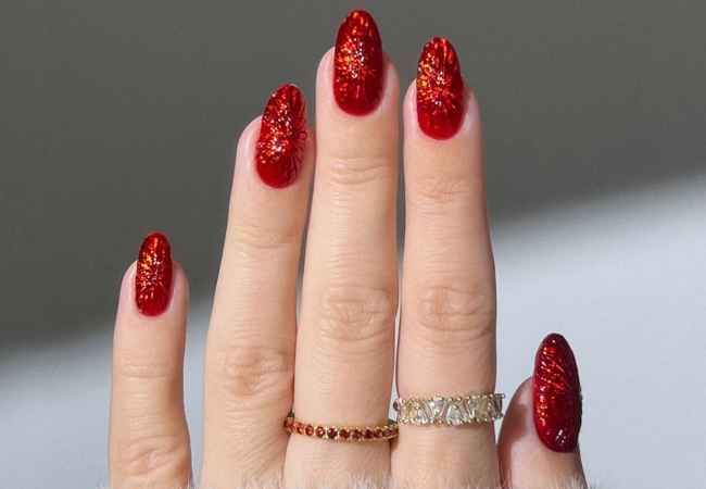 С приближением новогодних праздников каждой женщине хочется выглядеть безупречно — от прически до кончиков ногтей. И если образ в целом создаёт настроение, то маникюр способен стать настоящим магнитом для удачи. В 2026 году особенно важно выбрать дизайн, который понравится хозяину года — Красной Огненной Лошади. Этот темпераментный знак Восточного календаря любит смелость, энергию и яркость, поэтому модные тенденции будут соответствовать его огненному характеру. Какой маникюр выбрать на Новый год 2026 Год Красной Огненной Лошади обещает быть насыщенным, динамичным и эмоциональным. Чтобы привлечь её благосклонность, стоит сделать ставку на выразительные оттенки, активные линии и яркие эффекты. Рассмотрим самые удачные варианты. 1. Красный маникюр — главный талисман 2026 года Алые оттенки — безоговорочные фавориты. Красный, бордовый, терракотовый, огненно-оранжевый — любые тёплые тона будут работать на вашу удачу. Такой маникюр идеально совпадает с энергией Огненной Лошади, усиливает уверенность и, по поверьям, помогает привлечь успех и финансовые возможности. Можно использовать: глянцевое покрытие, матовый эффект, красный френч, комбинации с золотыми элементами. 2. Омбре — элегантный градиент, который остаётся в тренде Градиентный маникюр уже несколько сезонов держится в списке самых модных дизайнов и не сдаст позиции в 2026 году. Плавный переход от тёмного оттенка у основания к светлому на кончике создаёт эффект глубины и аккуратно подчёркивает длину ногтей. Лучшие цветовые комбинации: красный → нюд, бордовый → розовый, оранжевый → молочный. Такой дизайн смотрится профессионально, дорого и всегда уместно дополняет новогодний образ. 3. Цветной френч — классика с характером Если вы цените нежность и элегантность, но хотите добавить яркости — цветной френч станет идеальным решением. Вместо привычной белой «улыбки» используйте насыщенные оттенки: красный, золотой, винный, глубокий синий или изумрудный. Этот вариант подойдёт тем, кто предпочитает аккуратный, но выразительный маникюр. 4. Геометрические узоры — асимметрия как отражение страсти Лошади Геометрия остаётся в моде, но в 2026-м на первый план выходит намеренная асимметрия. Неровные линии, ломаные формы, хаотичные фигуры — именно такие узоры символизируют характер Лошади: эмоциональный, динамичный и свободолюбивый. Советы по дизайну: используйте золото или серебро для выделения линий, сочетайте чёрный и красный для контраста, добавляйте матовые элементы. 5. Черно-белый маникюр — минимализм, который всегда в тренде Если вы любите тёмные цвета, можно смело выбирать чёрно-белый маникюр. Контрастная палитра выглядит стильно и современно, а Огненная Лошадь ценит уверенность и характер — такие ногти точно произведут впечатление. Варианты исполнения: матовый чёрный с глянцевым белым, шахматные узоры, абстракция, нюдовая база + чёрные акценты. 6. Зимние рисунки — праздничный шарм и атмосфера волшебства Ничто так не создаёт новогоднее настроение, как тематические принты: снежинки, олени, ёлки, морозные ветви, снеговики. Чтобы маникюр выглядел аккуратно и не был перегруженным, рисунки лучше наносить на 1–2 ногтя, оставляя остальные в спокойных оттенках. Топовые сочетания: белый + серебро, синяя база + белый узор, красный + золотые детали. 7. Блёстки и глиттер — денежный маникюр 2026 года Огненная Лошадь обожает всё яркое и сияющее, поэтому блестящие акценты — главный символ финансового везения. Глиттер, шиммер, стразы или металлическая втирка помогут усилить денежный поток и подчеркнуть праздничное настроение. Подходящие оттенки: золото — для успеха и богатства, серебро — для стабильности, красный глиттер — для мощной энергии. Какой маникюр принесёт удачу в Новом 2026 году Если вы хотите усилить свою притягательность для удачи и денег, выберите маникюр в палитре огненных оттенков и добавьте немного блеска. Именно такие цвета находятся под покровительством Красной Огненной Лошади. Важна смелость, яркость и уверенность — тогда ваш образ засияет не хуже новогодних огней.